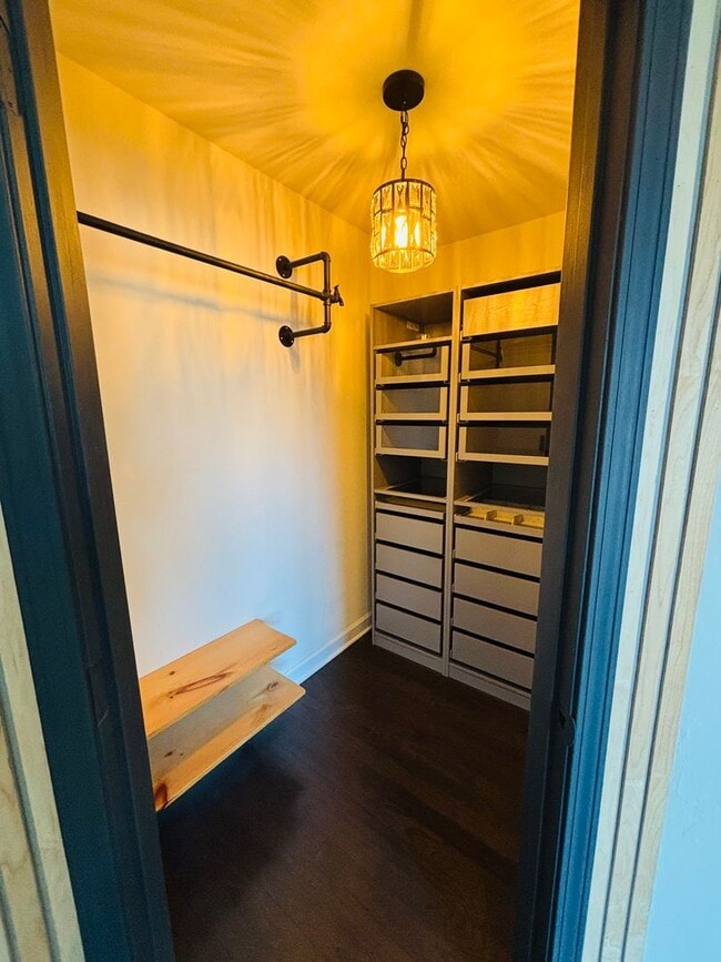 Building Photo - 3-4 Bedroom, 3.5 Bath Townhouse