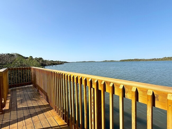 Building Photo - Designed for the way you live! 3Bedrooms/2.5Bath Edgewater Townhome