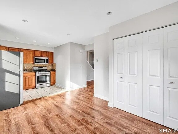 Building Photo - 240 Sunnyridge Ave