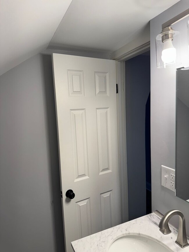 Building Photo - 2nd floor 2 bedroom 1 bath newly remodeled unit