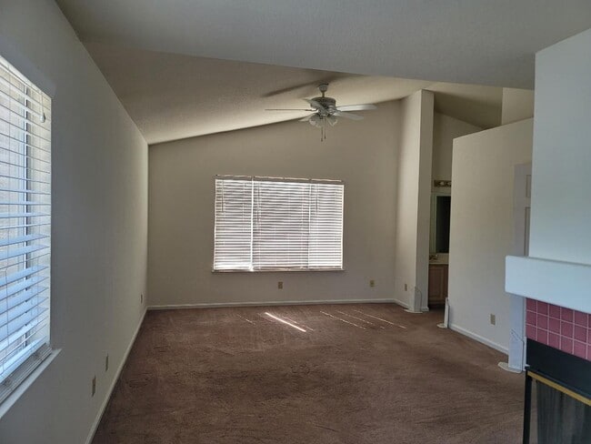 Building Photo - 1709 Evergreen Dr