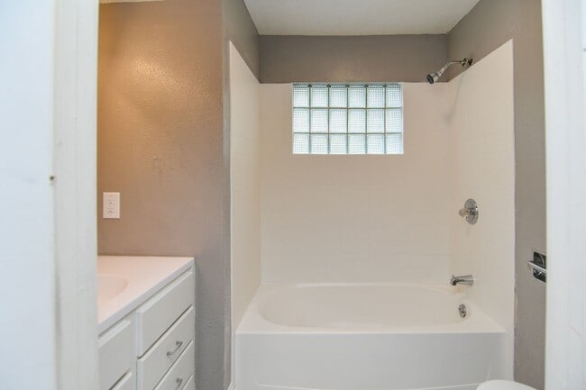 Building Photo - 4 Bed 1 Bath Single Family Home