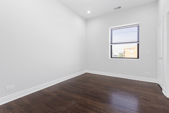 Building Photo - 1412 W Morse Ave