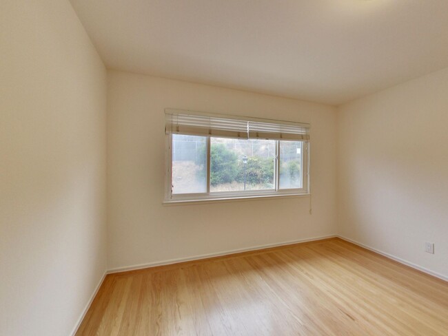 Building Photo - 4BR Home with Jaw-Dropping Views, Garage, ...