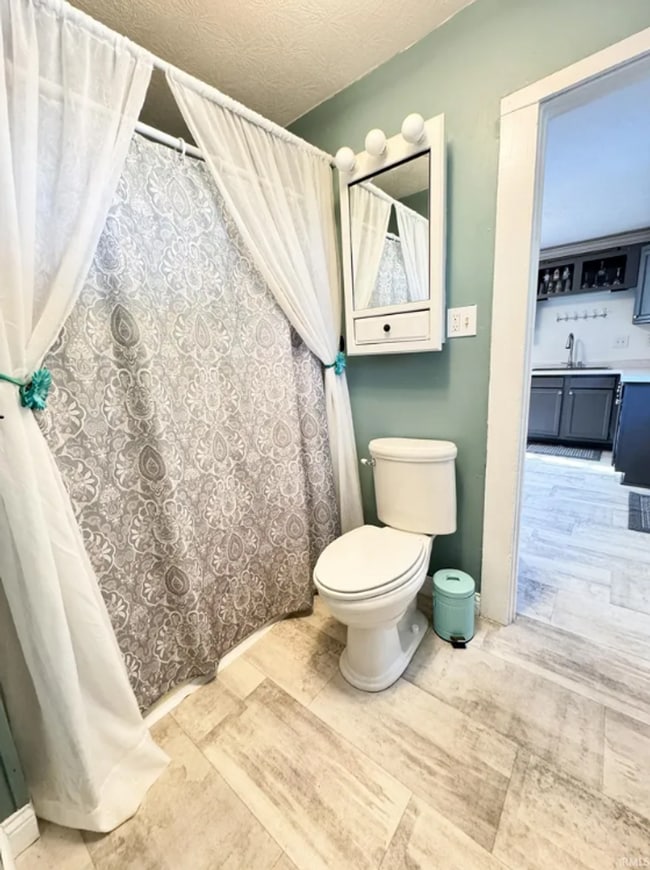 Building Photo - 2 Bedroom Single Family Home - 3 MONTH LEA...