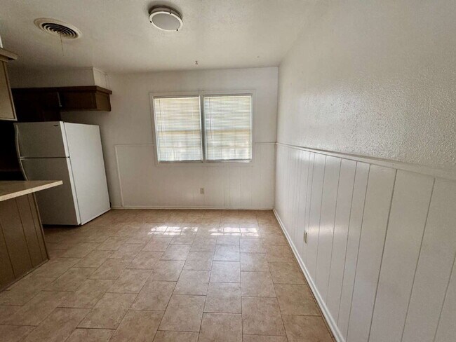 Building Photo - Comfortable and Spacious 2-bedroom home with a garage