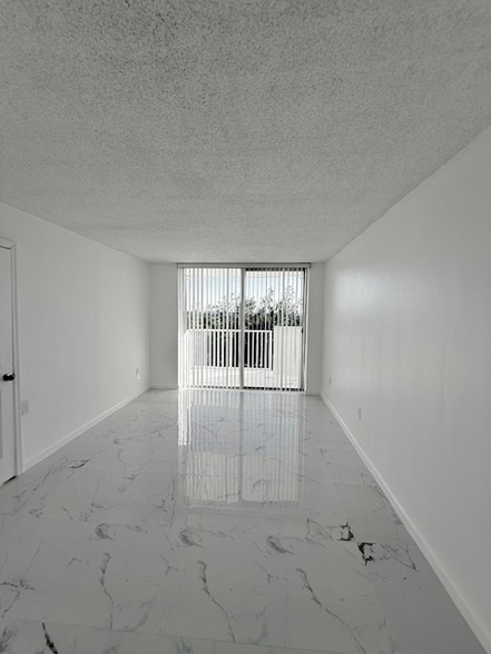 Building Photo - 1300 NE Miami Gardens Dr