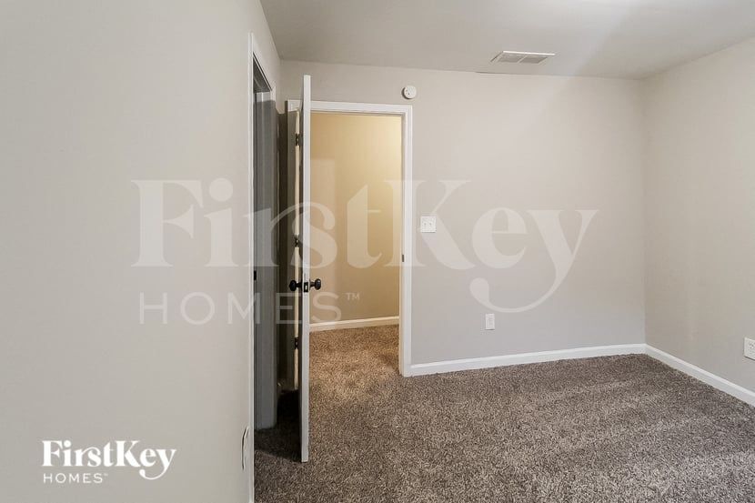 Building Photo - 2483 Kings Park Cir