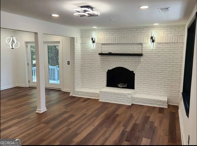 Building Photo - 683 Almon Rd