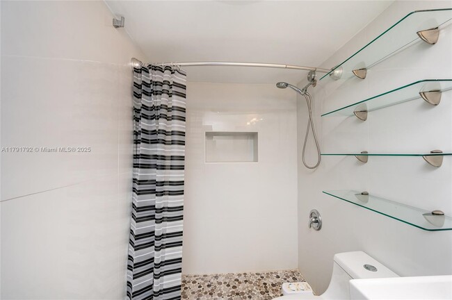 Building Photo - 540 Brickell Key Dr