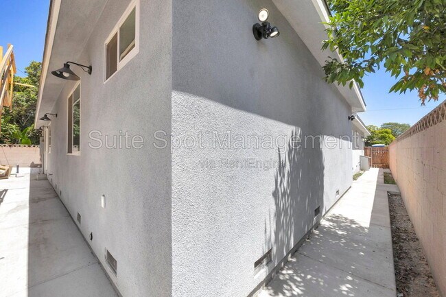 Building Photo - 1607 Vuelta Grande Ave
