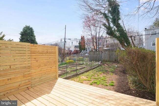 Building Photo - 320 Iona Ave