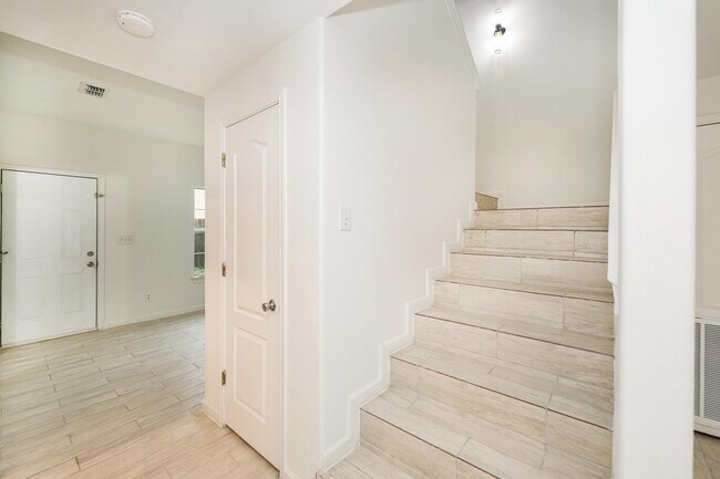 Building Photo - 1000 Ranchway Dr