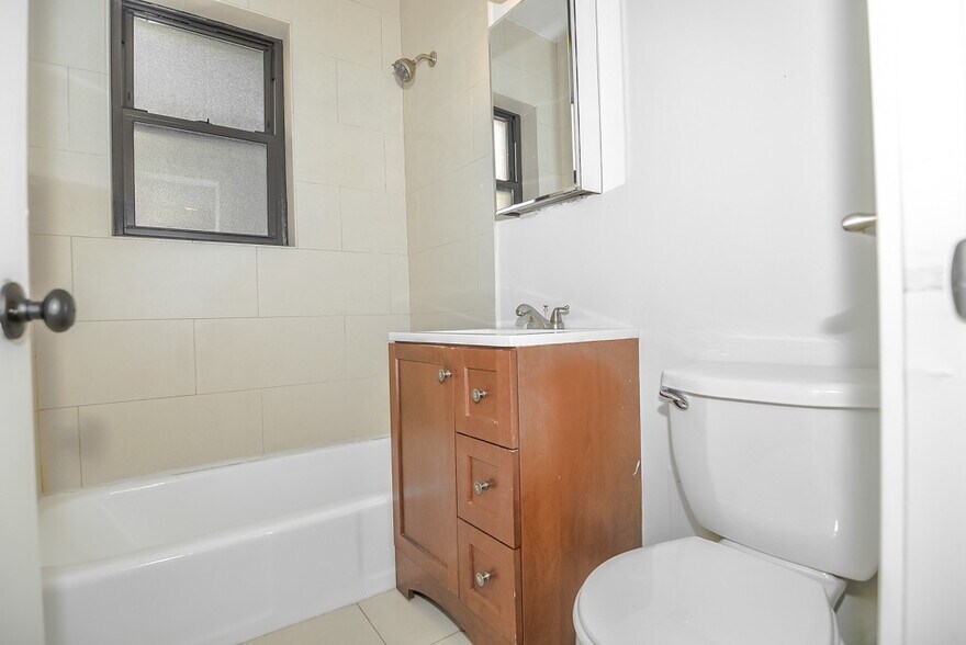 Building Photo - 4110 N Ashland Ave