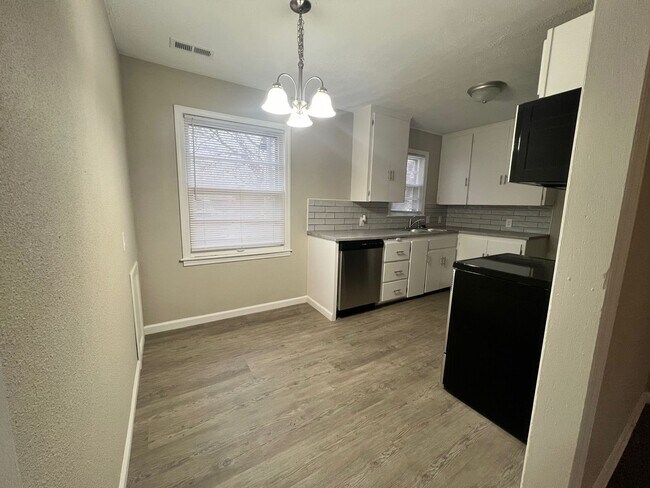 Building Photo - Completely updated 2 Bed/1 bath Home