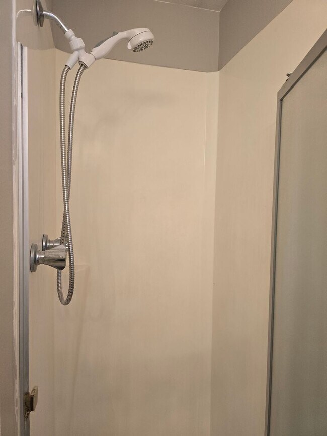 Building Photo - 3 bed / 2 bath