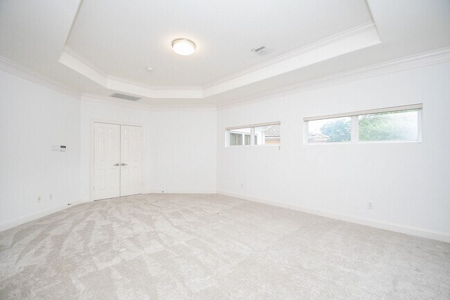 Building Photo - 2826 Tudor Manor
