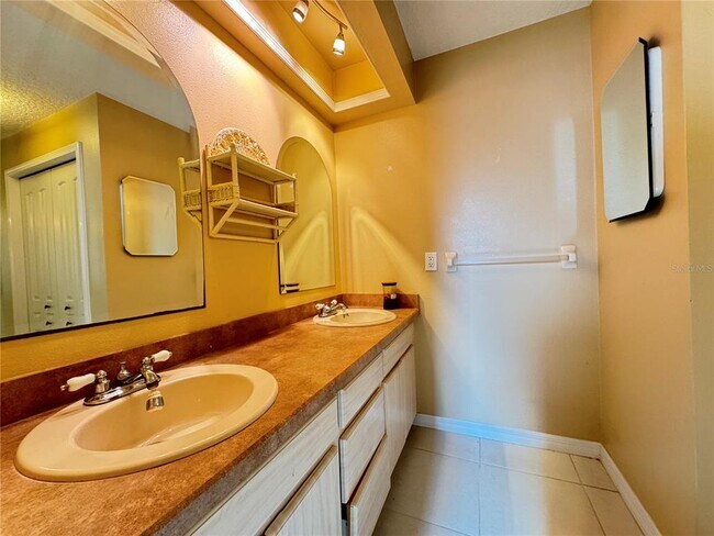 Building Photo - 1330 Sunset Ct