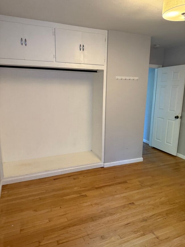 Building Photo - 3-bedroom, 2-bathroom home located in the ...