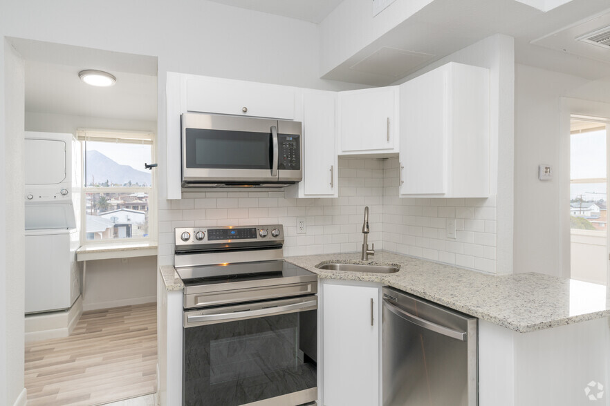 1BR, 1BA - 665SF - Kitchen - Loma Apartments