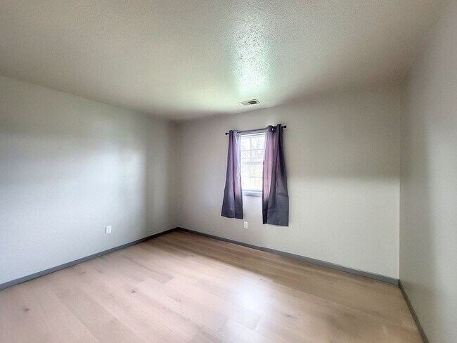 Building Photo - 303 Larson Ct