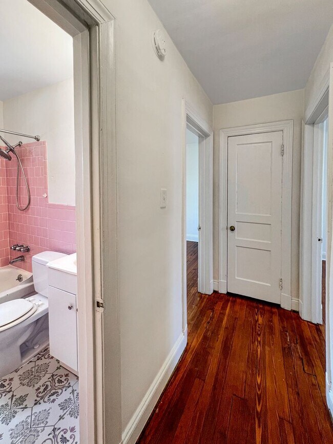 Building Photo - Classic Richmond Row House Steps from Byrd...