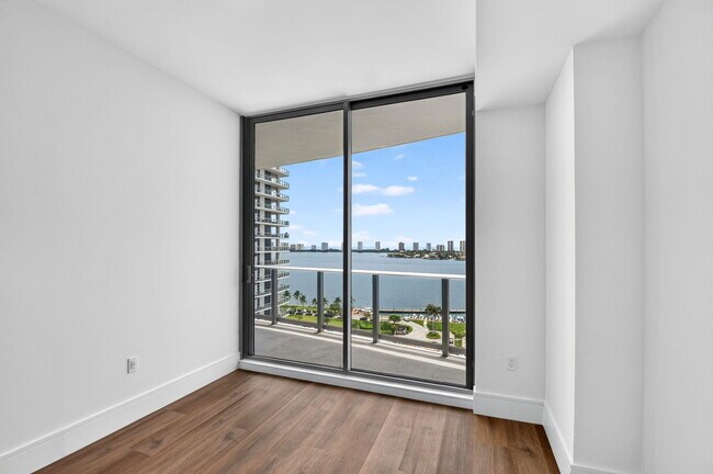 Building Photo - 220 Lake Shore Dr