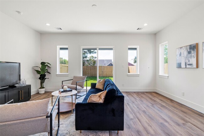 Building Photo - 4218 Nichols St