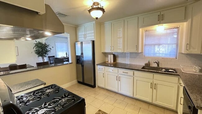 Building Photo - 7951 Pecan Villas Dr