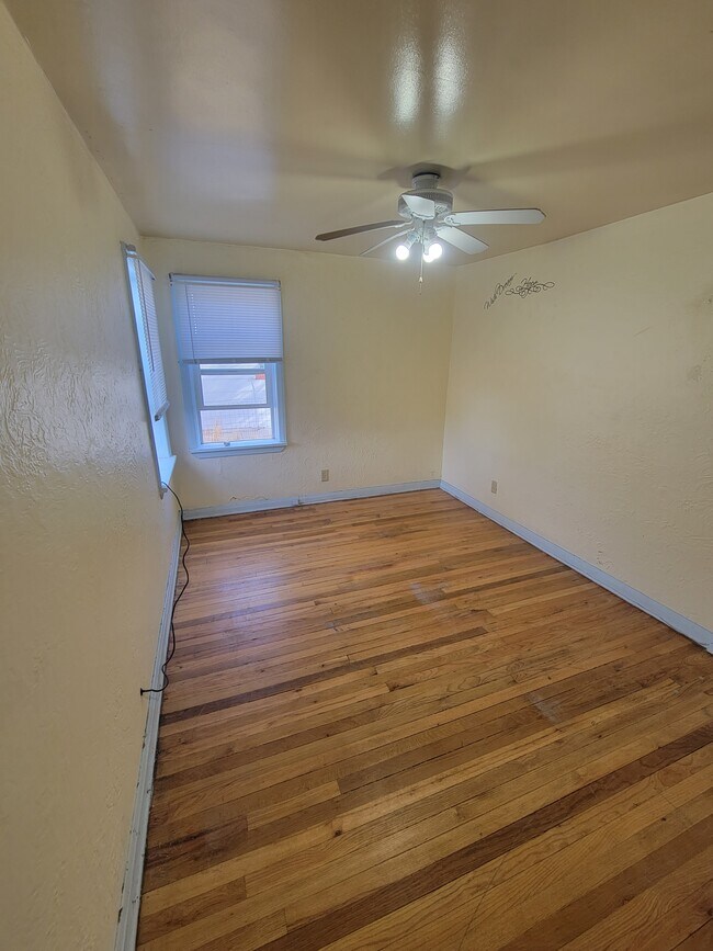 Building Photo - 2406 E 10th St