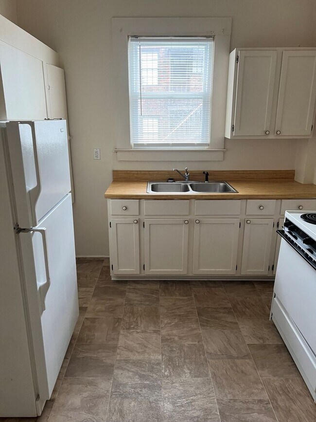 Building Photo - Nice 1 Bed 1 Bath Unit! Available Fall 2026!