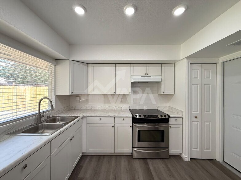 Building Photo - 8007 Lake Forest Dr