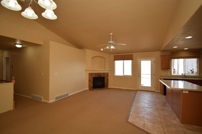 Building Photo - Charming Lakeview 3 Bed Home Near Schools & Churches!!