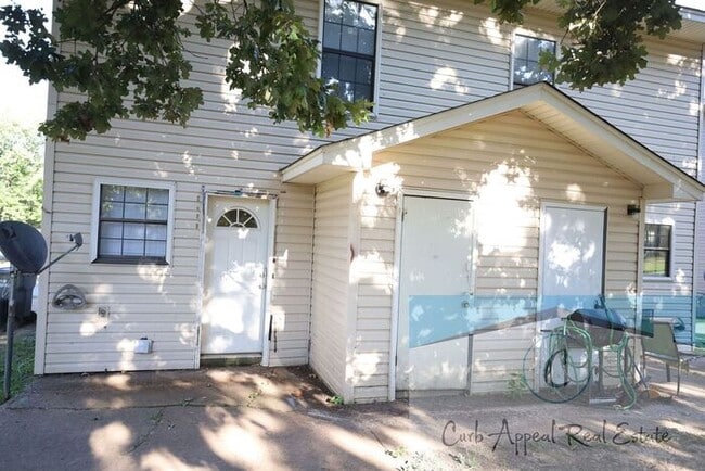 Building Photo - 2 bed, 1.5 bath apartment - $775 - HUD acc...