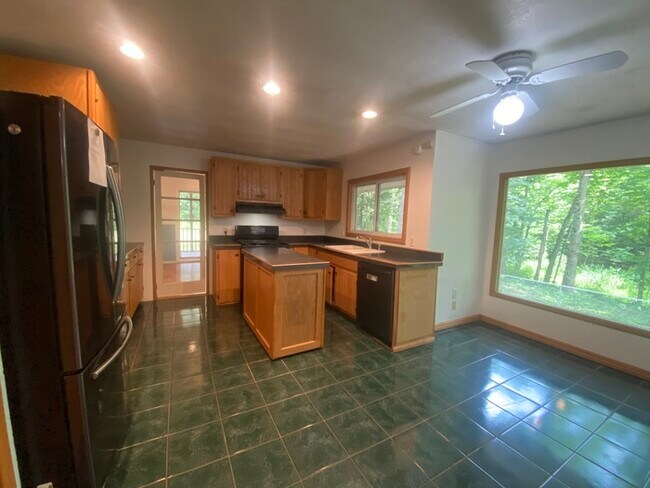 Building Photo - Secluded 4 bedrooms 3 baths with 2 car garage and fenced in yard in the town of Rutland for rent!