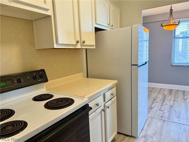 Building Photo - 11850 Edgewater Dr