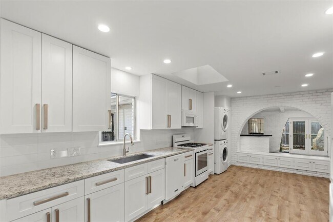 Building Photo - 4202 N Hills Dr