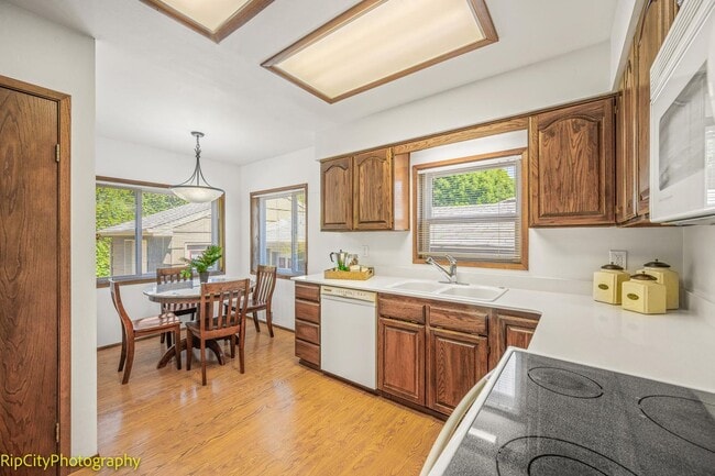 Building Photo - Charming Bungalow in Overlook neighborhood...