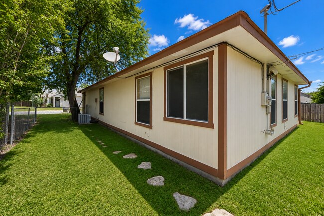 Building Photo - 2308 Woodlands Dr