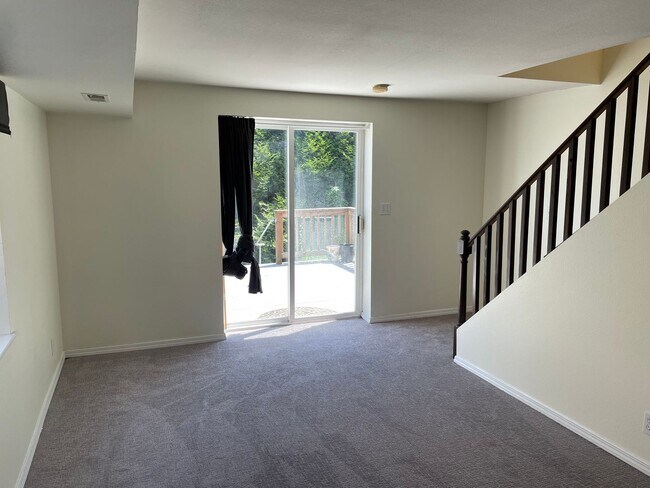 Building Photo - Spacious 3-Bed, 3-Bath Maple Leaf Home