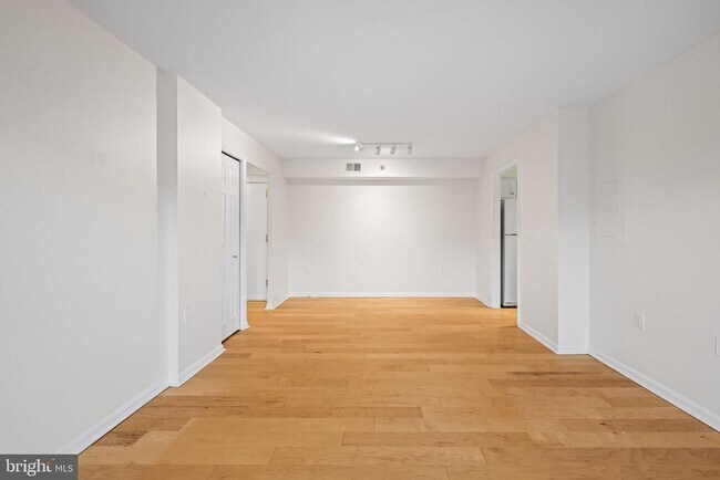 Building Photo - 1301 N Courthouse Rd