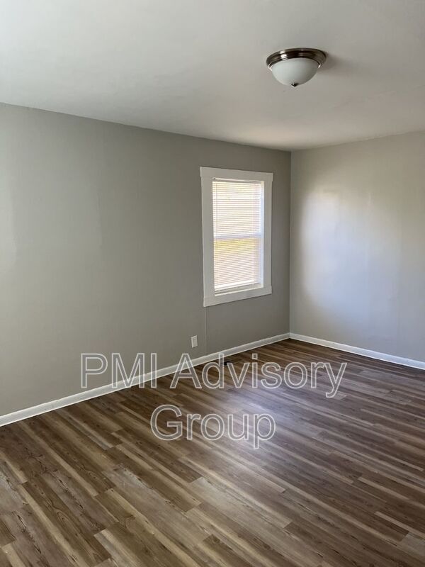 Building Photo - 2618 SE Adams St