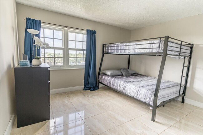 Building Photo - 401 Golden Isles Dr