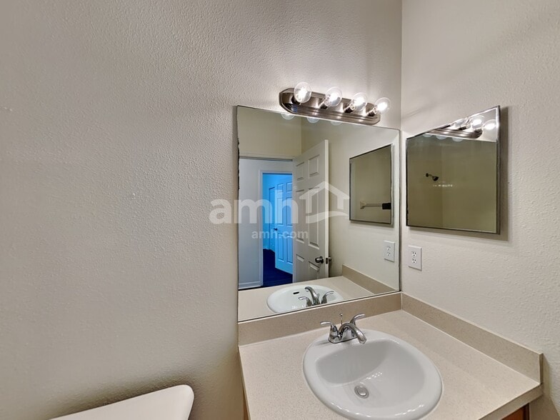 Building Photo - 6019 Blue Sage Dr