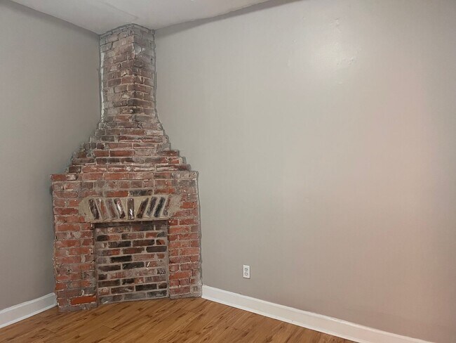 Building Photo - MOVE IN SPECIAL $250.00 OFF 1st Month's Rent- 2 bedroom, 1.5 bath apartment with W/D unit and sha...