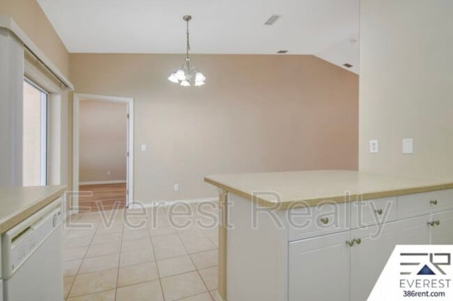 Building Photo - 27 Raintree Pl