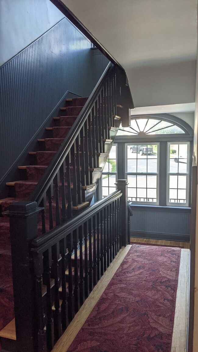 Building Photo - 131 E 46th St
