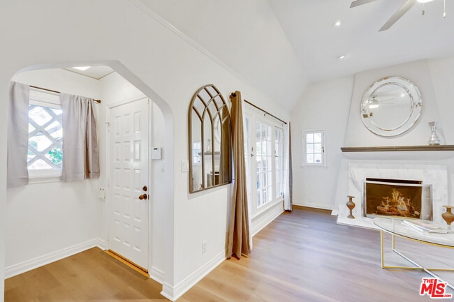 Building Photo - 8838 Rosewood Ave