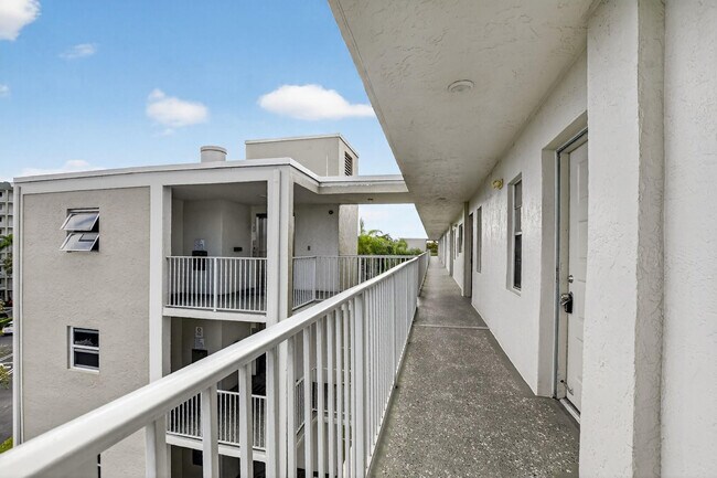 Building Photo - 2236 N Cypress Bend Dr