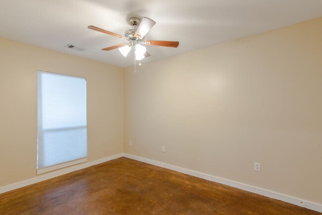 Building Photo - Stunning Contemporary 3-Story 3/2/2 Townhome in Oaklawn Gated Community!